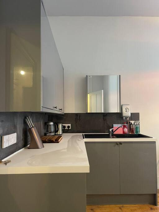 דירות ברייטון 4 Quiet Compact Studio With Garden View - Best Location - Comfortable - Quiet מראה חיצוני תמונה